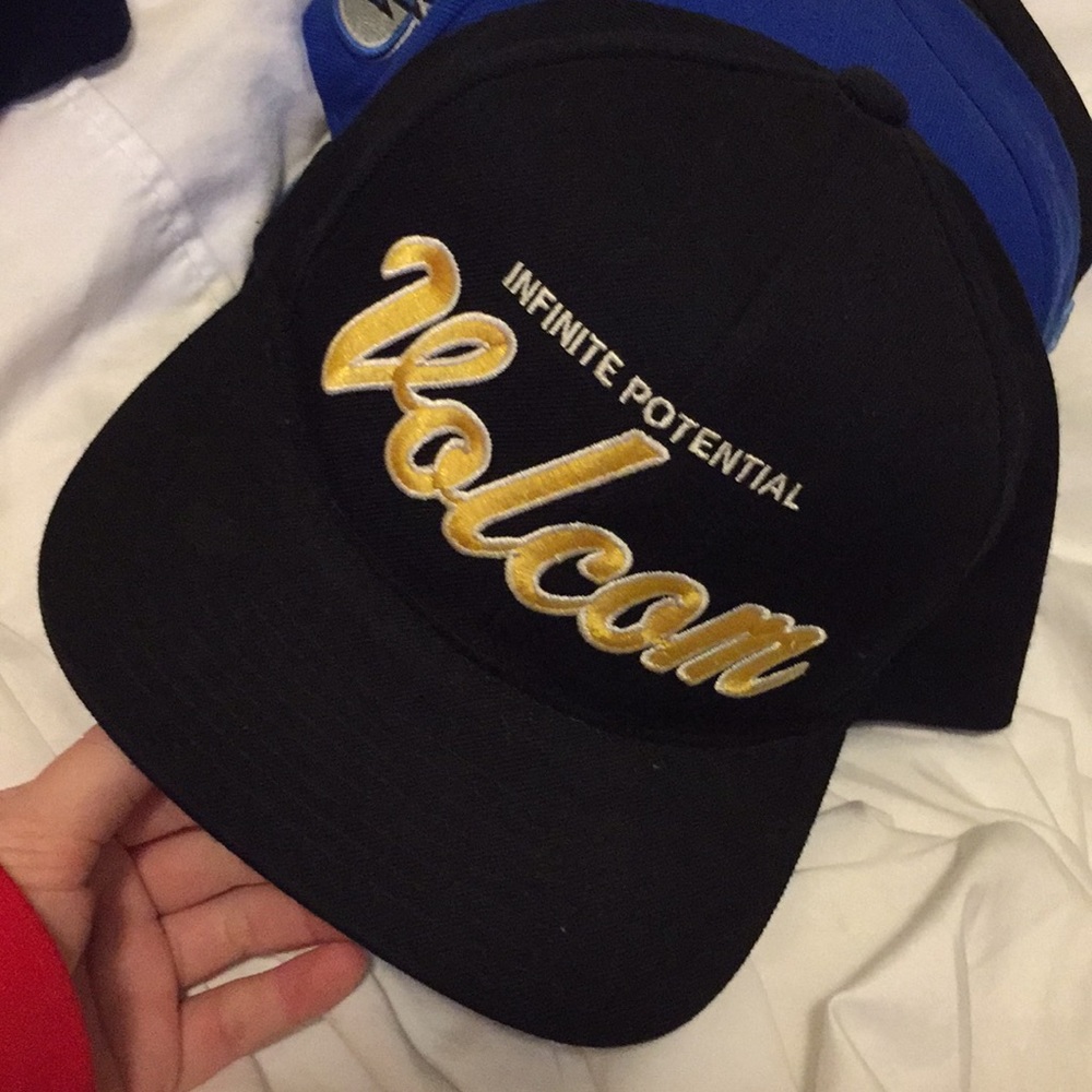 SNAPBACKS - Picture 2 of 3